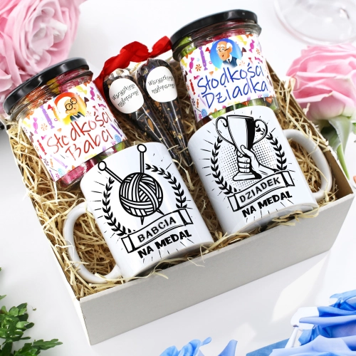 PREZENT ZESTAW NA DZIEŃ BABCI I DZIADKA KUBKI + SŁODYCZE BABCIA DZIADEK