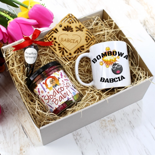 KOMPLET PREZENTOWY DLA BABCI KUBEK SŁODYCZE HERBATA PODSTAWKA BABCIA