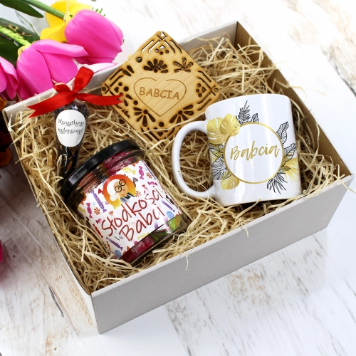 KOMPLET PREZENTOWY DLA BABCI KUBEK SŁODYCZE HERBATA PODSTAWKA BABCIA