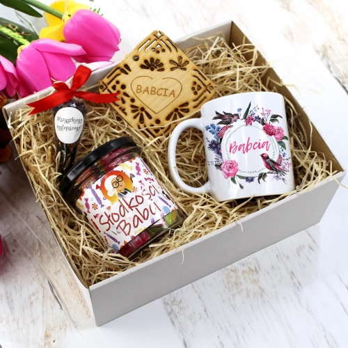 KOMPLET PREZENTOWY DLA BABCI KUBEK SŁODYCZE HERBATA PODSTAWKA BABCIA