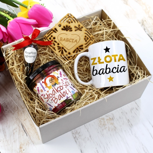 KOMPLET PREZENTOWY DLA BABCI KUBEK SŁODYCZE HERBATA PODSTAWKA BABCIA