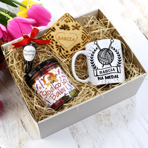 KOMPLET PREZENTOWY DLA BABCI KUBEK SŁODYCZE HERBATA PODSTAWKA BABCIA