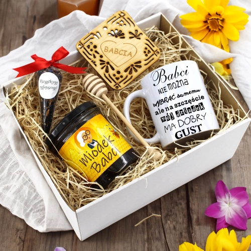 ZESTAW PREZENTOWY DLA BABCI KUBEK MIÓD HERBATA PODSTAWKA BABCIA UPOMINEK