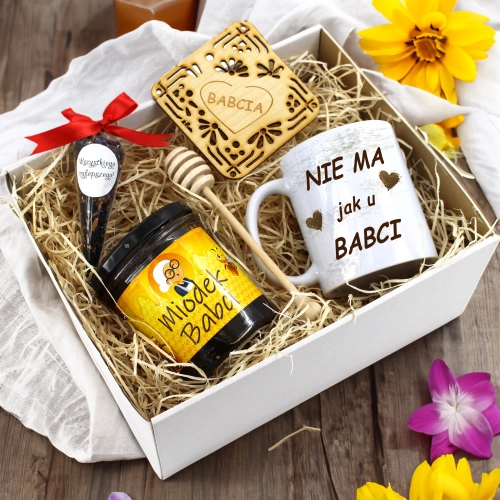 ZESTAW PREZENTOWY DLA BABCI KUBEK MIÓD HERBATA PODSTAWKA BABCIA UPOMINEK