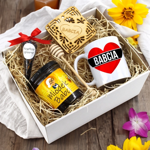 ZESTAW PREZENTOWY DLA BABCI KUBEK MIÓD HERBATA PODSTAWKA BABCIA UPOMINEK