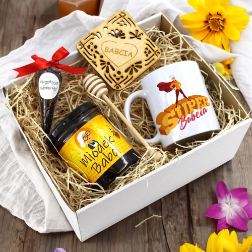 ZESTAW PREZENTOWY DLA BABCI KUBEK MIÓD HERBATA PODSTAWKA BABCIA UPOMINEK