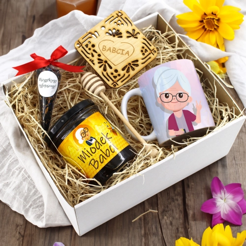 ZESTAW PREZENTOWY DLA BABCI KUBEK MIÓD HERBATA PODSTAWKA BABCIA UPOMINEK