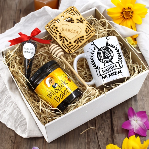 ZESTAW PREZENTOWY DLA BABCI KUBEK MIÓD HERBATA PODSTAWKA BABCIA UPOMINEK