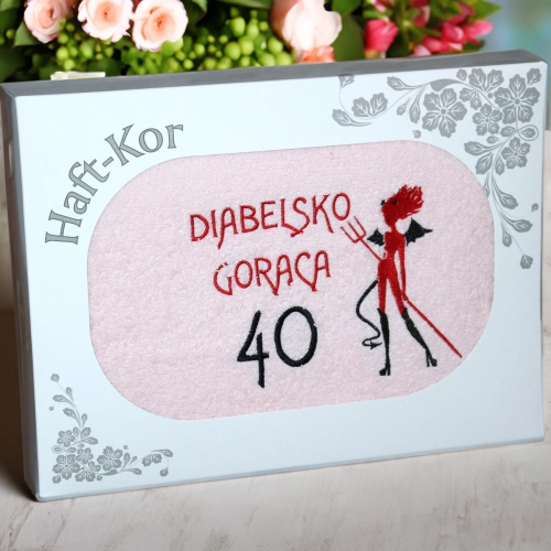 RĘCZNIK 70x140 Z HAFTEM NA PREZENT 40 URODZINY DIABELSKO GORĄCA CZTERDZIESTKA
