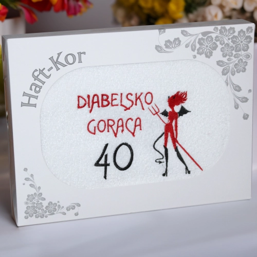 RĘCZNIK 70x140 Z HAFTEM NA PREZENT 40 URODZINY DIABELSKO GORĄCA CZTERDZIESTKA