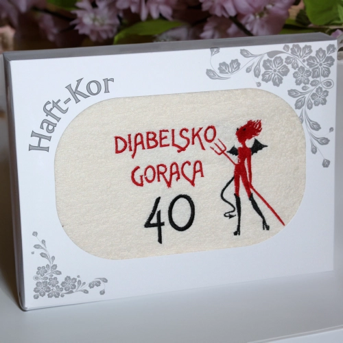 RĘCZNIK 70x140 Z HAFTEM NA PREZENT 40 URODZINY DIABELSKO GORĄCA CZTERDZIESTKA