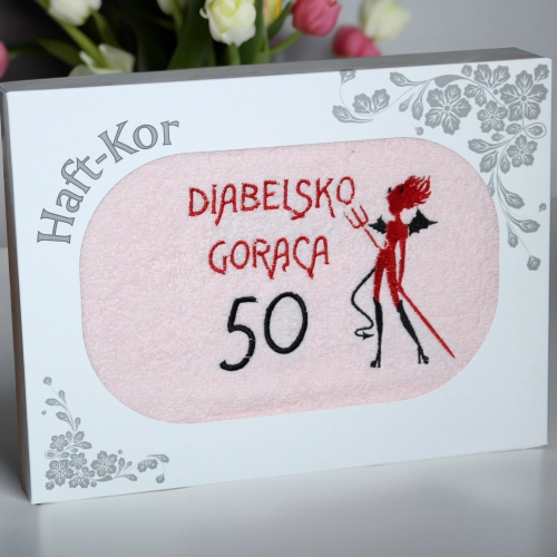 RĘCZNIK 70x140 Z HAFTEM NA PREZENT 50 URODZINY DIABELSKO GORĄCA PIĘĆDZIESIĄTKA