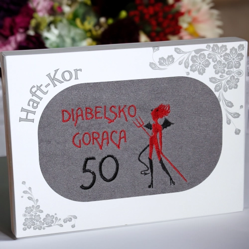 RĘCZNIK 70x140 Z HAFTEM NA PREZENT 50 URODZINY DIABELSKO GORĄCA PIĘĆDZIESIĄTKA