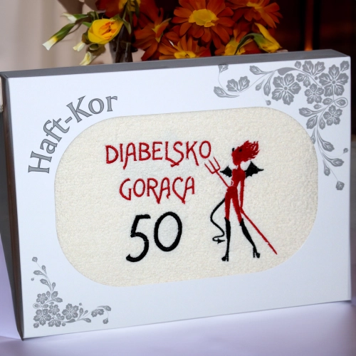 RĘCZNIK 70x140 Z HAFTEM NA PREZENT 50 URODZINY DIABELSKO GORĄCA PIĘĆDZIESIĄTKA