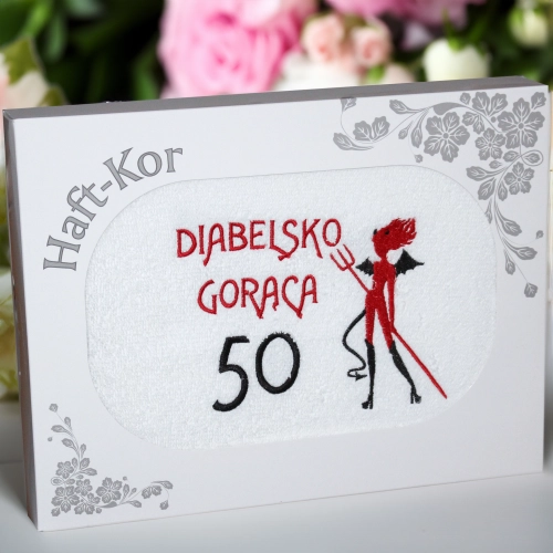 RĘCZNIK 70x140 Z HAFTEM NA PREZENT 50 URODZINY DIABELSKO GORĄCA PIĘĆDZIESIĄTKA