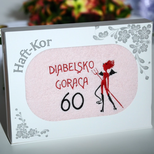 RĘCZNIK 70x140 Z HAFTEM NA PREZENT 60 URODZINY DIABELSKO GORĄCA SZEŚĆDZIESIĄTKA