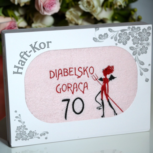 RĘCZNIK 70x140 Z HAFTEM NA PREZENT 70 URODZINY DIABELSKO GORĄCA SIEDEMDZIESIĄTKA