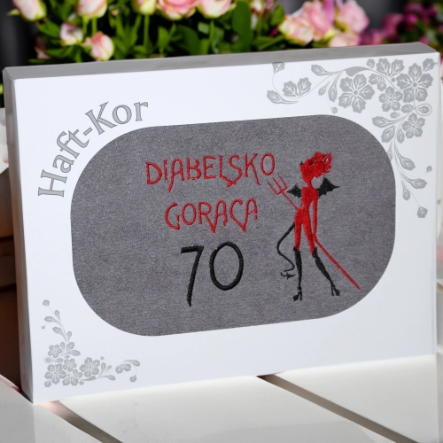 RĘCZNIK 70x140 Z HAFTEM NA PREZENT 70 URODZINY DIABELSKO GORĄCA SIEDEMDZIESIĄTKA