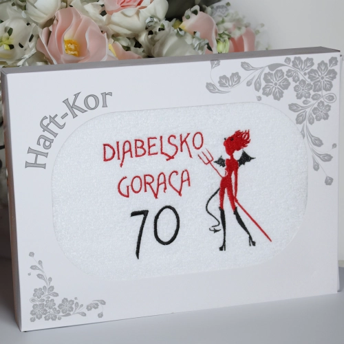 RĘCZNIK 70x140 Z HAFTEM NA PREZENT 70 URODZINY DIABELSKO GORĄCA SIEDEMDZIESIĄTKA