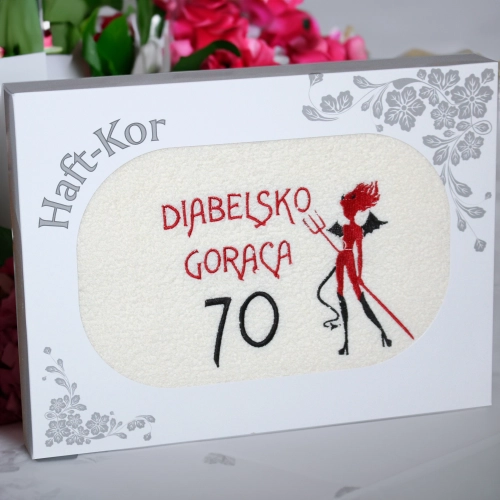 RĘCZNIK 70x140 Z HAFTEM NA PREZENT 70 URODZINY DIABELSKO GORĄCA SIEDEMDZIESIĄTKA
