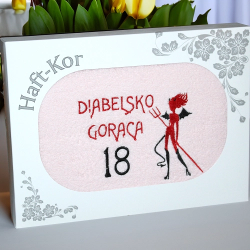 RĘCZNIK 70x140 Z HAFTEM NA PREZENT 18 URODZINY DIABELSKO GORĄCA OSIEMNASTKA