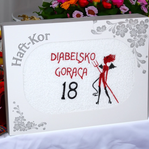 RĘCZNIK 70x140 Z HAFTEM NA PREZENT 18 URODZINY DIABELSKO GORĄCA OSIEMNASTKA
