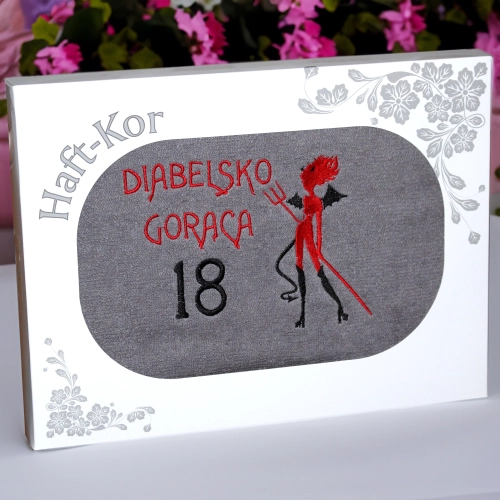 RĘCZNIK 70x140 Z HAFTEM NA PREZENT 18 URODZINY DIABELSKO GORĄCA OSIEMNASTKA