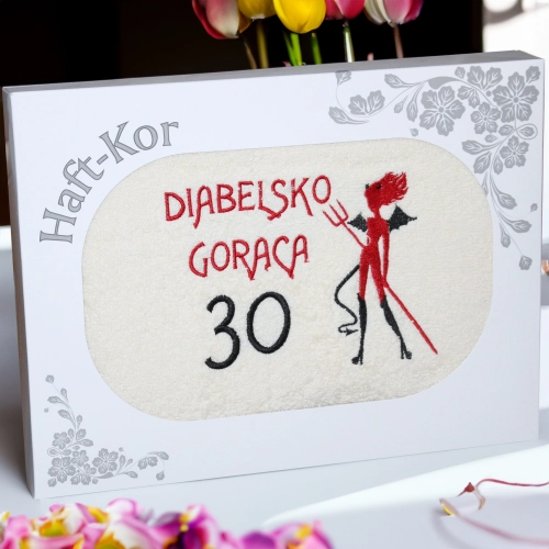 RĘCZNIK 70x140 Z HAFTEM NA PREZENT 30 URODZINY DIABELSKO GORĄCA TRZYDZIESTKA