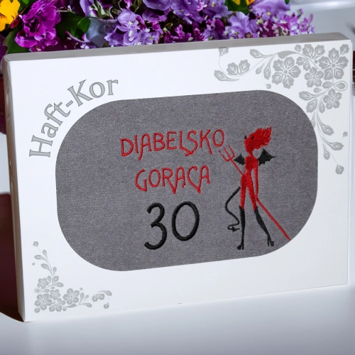 RĘCZNIK 70x140 Z HAFTEM NA PREZENT 30 URODZINY DIABELSKO GORĄCA TRZYDZIESTKA