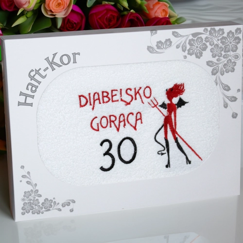 RĘCZNIK 70x140 Z HAFTEM NA PREZENT 30 URODZINY DIABELSKO GORĄCA TRZYDZIESTKA