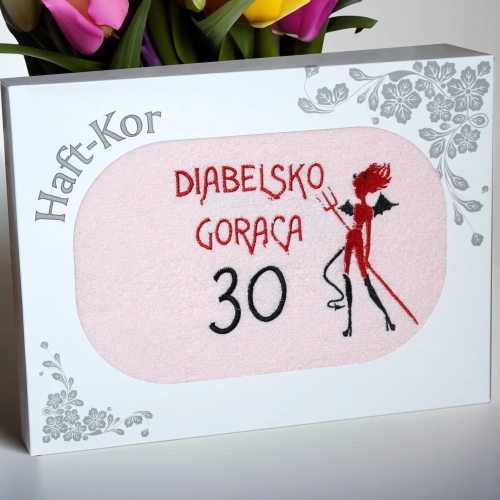 RĘCZNIK 70x140 Z HAFTEM NA PREZENT 30 URODZINY DIABELSKO GORĄCA TRZYDZIESTKA