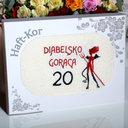 RĘCZNIK 70x140 Z HAFTEM NA PREZENT 20 URODZINY DIABELSKO GORĄCA DWUDZIESTKA