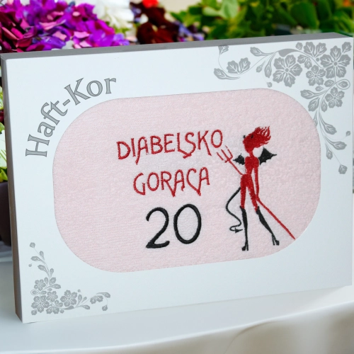 RĘCZNIK 70x140 Z HAFTEM NA PREZENT 20 URODZINY DIABELSKO GORĄCA DWUDZIESTKA