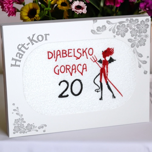 RĘCZNIK 70x140 Z HAFTEM NA PREZENT 20 URODZINY DIABELSKO GORĄCA DWUDZIESTKA