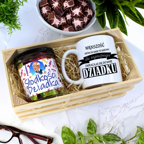 PREZENT DLA DZIADKA KOMPLET KUBEK I SŁODYCZE W SKRZYNCE DZIADEK UPOMINEK
