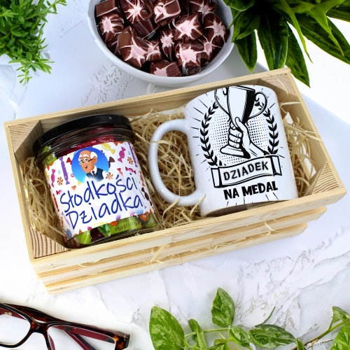 PREZENT DLA DZIADKA KOMPLET KUBEK I SŁODYCZE W SKRZYNCE DZIADEK UPOMINEK