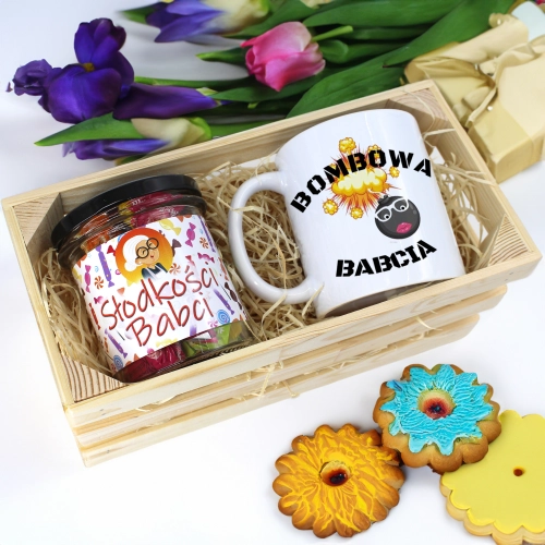 PREZENT DLA BABCI KOMPLET KUBEK I SŁODYCZE W SKRZYNCE BABCIA UPOMINEK
