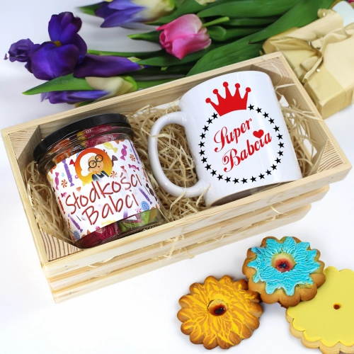 PREZENT DLA BABCI KOMPLET KUBEK I SŁODYCZE W SKRZYNCE BABCIA UPOMINEK