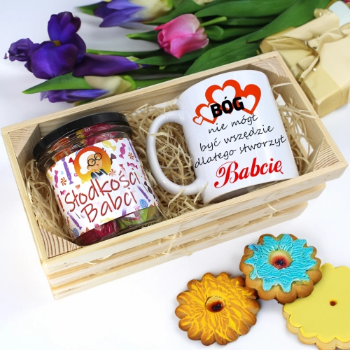 PREZENT DLA BABCI KOMPLET KUBEK I SŁODYCZE W SKRZYNCE BABCIA UPOMINEK