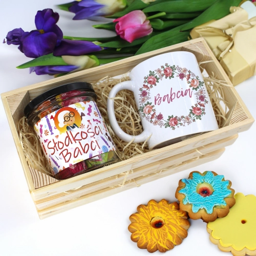 PREZENT DLA BABCI KOMPLET KUBEK I SŁODYCZE W SKRZYNCE BABCIA UPOMINEK