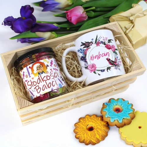 PREZENT DLA BABCI KOMPLET KUBEK I SŁODYCZE W SKRZYNCE BABCIA UPOMINEK