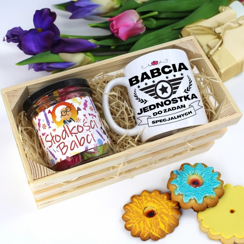 PREZENT DLA BABCI KOMPLET KUBEK I SŁODYCZE W SKRZYNCE BABCIA UPOMINEK