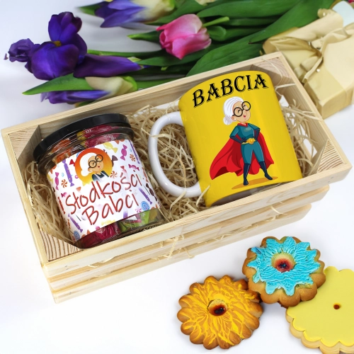 PREZENT DLA BABCI KOMPLET KUBEK I SŁODYCZE W SKRZYNCE BABCIA UPOMINEK