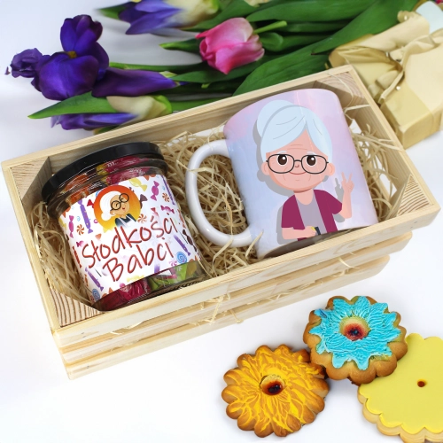 PREZENT DLA BABCI KOMPLET KUBEK I SŁODYCZE W SKRZYNCE BABCIA UPOMINEK