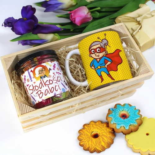 PREZENT DLA BABCI KOMPLET KUBEK I SŁODYCZE W SKRZYNCE BABCIA UPOMINEK