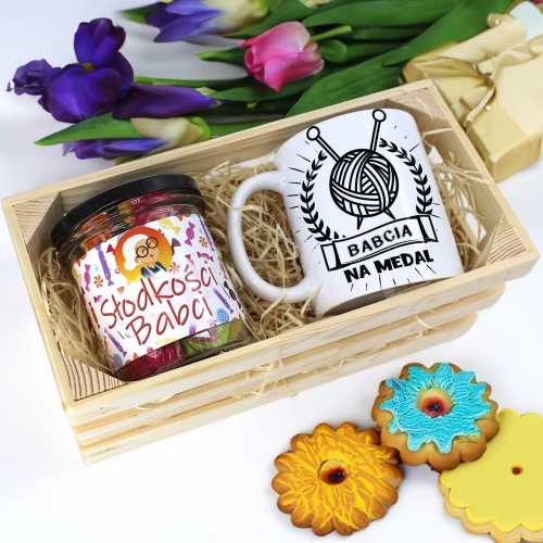 PREZENT DLA BABCI KOMPLET KUBEK I SŁODYCZE W SKRZYNCE BABCIA UPOMINEK