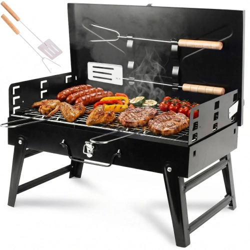 Składany grill przenośny węglowy z rusztem pełnym mięsa i warzyw oraz akcesoriami do grillowania. Czarny grill turystycz