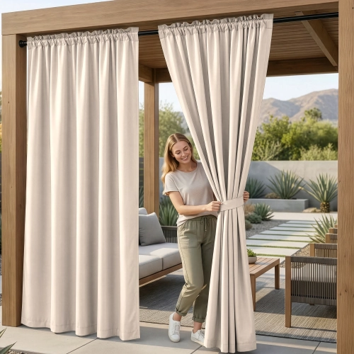 Kobieta na tarasie pod drewnianą pergolą upinająca wodoodporne piaskowe zasłony ogrodowe