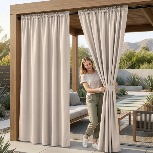 Kobieta na tarasie pod drewnianą pergolą upinająca wodoodporne beżowe zasłony ogrodowe