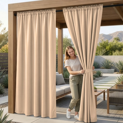 Kobieta na tarasie pod drewnianą pergolą upinająca wodoodporne piaskowe zasłony ogrodowe